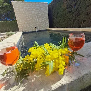  Hébergement de vacances La Maison De Manon, 4-5personnes, 75m2, Centre Village, Jardin Et Wifi